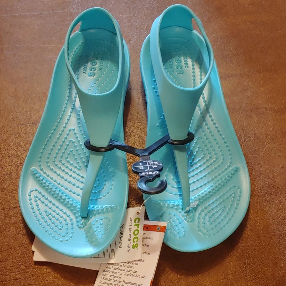 NWT Crocs light blue size 4